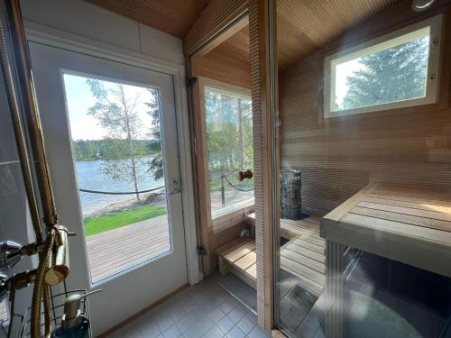 耶姆赛Himosranta Suite with sauna的水景门廊上的屏蔽