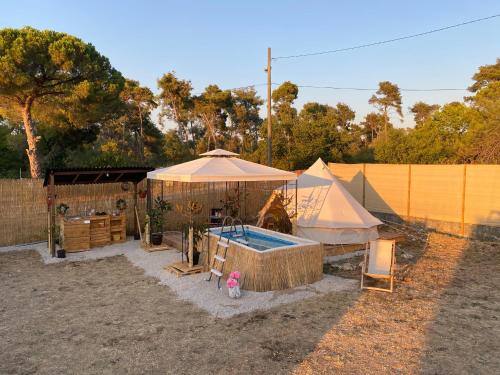 扎达尔Estera Tent Camping的庭院里的帐篷和游泳池