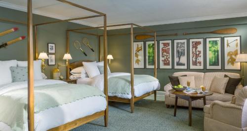 伍德斯托克Woodstock Inn & Resort的一间带两张床和一张沙发的卧室