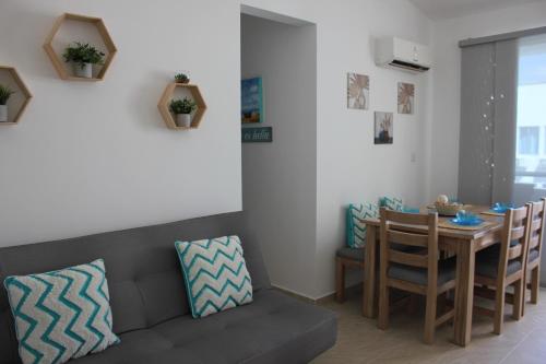 科韦尼亚斯Coveñas Hermoso Apartamento familiar en caribe campestre的客厅配有沙发和桌子