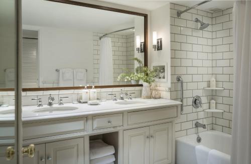伍德斯托克Woodstock Inn & Resort的一间带两个盥洗盆和大镜子的浴室