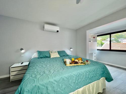 滨海保尔Ocean Front的一间卧室配有一张床,上面有水果盘