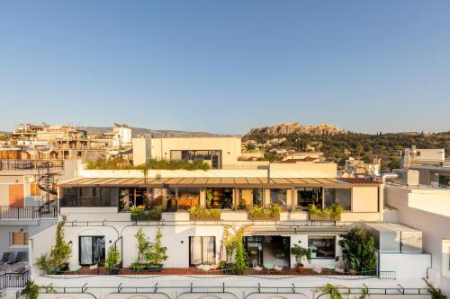 雅典L'Avventura Athens的一座白色的大建筑,上面有植物