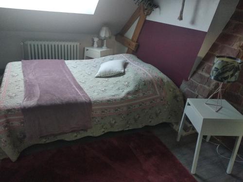 Notre-Dame-du-BecSuite familiale Mamito et Papito的一间卧室配有一张带枕头和桌子的床