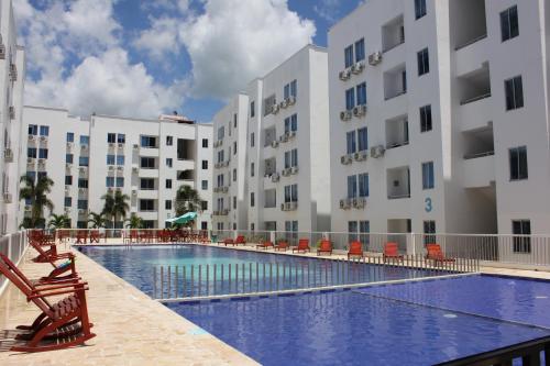 科韦尼亚斯Coveñas Hermoso Apartamento familiar en caribe campestre的大楼前的游泳池