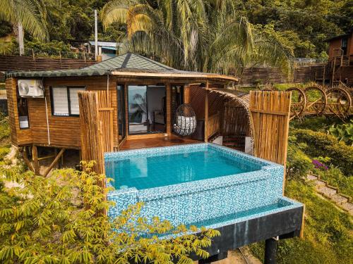 梅尔加Kairos Deluxe的一座小房子,在庭院里设有一个游泳池