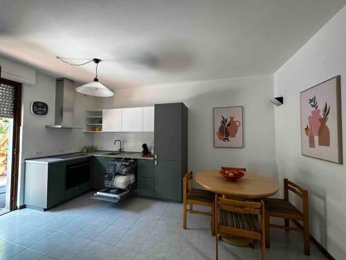 利多迪卡马约雷CasaGiò - Villetta su due piani的厨房以及带桌椅的用餐室。