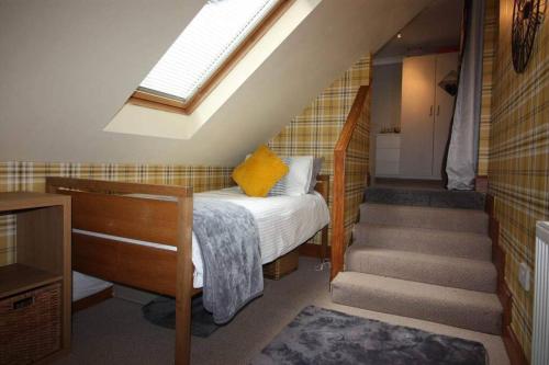 罗撒西Chandlers Nest的一间小卧室,配有床和窗户