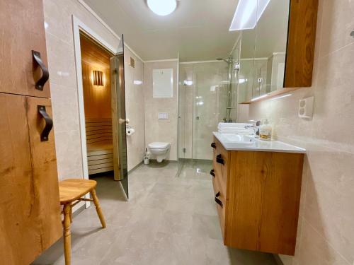 莱克内斯Cozy apartment Leknes Lofoten的浴室配有卫生间、盥洗盆和淋浴。