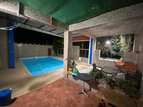 Ait Melloulأكادير ايت ملول的享有别墅内游泳池的顶部景致