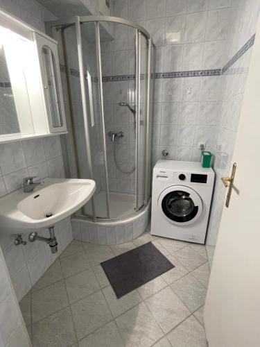 Fürstner Haus的一间带洗衣机和水槽的浴室