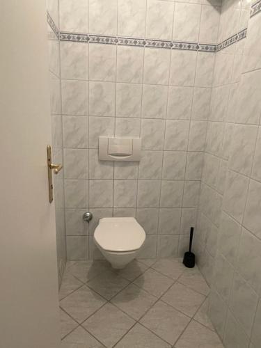 Fürstner Haus的瓷砖墙内带卫生间的浴室