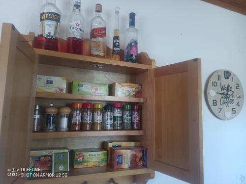 克洛斯特斯瑟纽斯Haldi Apartment的装满了饮料的橱柜和钟
