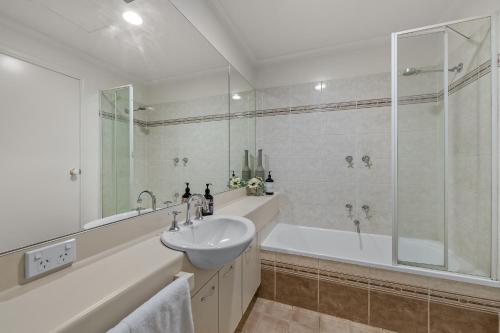 墨尔本Exclusive Stays - Southbank Tower的一间带水槽、浴缸和淋浴的浴室