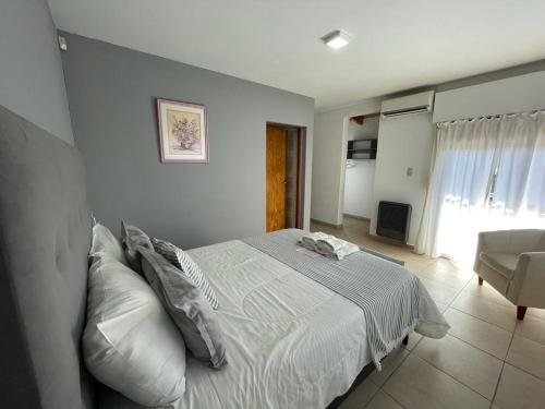 圣拉斐尔Posada “LA MARGARITA”的一间卧室配有一张床和一个沙发