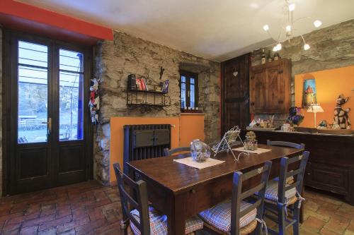 San Maurizio dʼOpaglioB&B Melizio的厨房配有木桌、椅子和壁炉