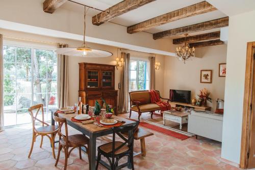 阿尔加约拉Residence CASE DI PI GNA, deux magnifiques villas indépendantes avec piscines individuelles , proches de la plage d'Algajola的客厅配有桌椅