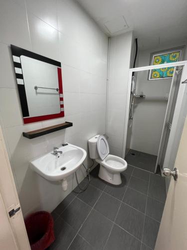太平Home Away From Home In Taiping - Newly Upgraded!的浴室配有卫生间、盥洗盆和淋浴。