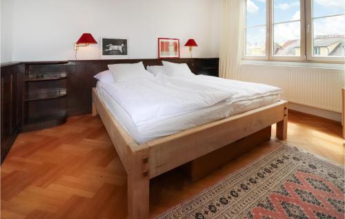 瓦豪地区魏森基兴Gstehaus Lohmann的卧室内的一张大床,设有窗户