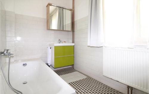 瓦豪地区魏森基兴Gstehaus Lohmann的带浴缸、水槽和镜子的浴室