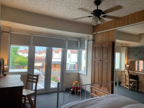 布莱克浦Family Holiday Home的一间卧室设有一张床和一个大型玻璃窗