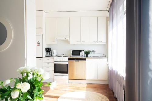 奥卢Oulu city center 4-room apartment Parking的白色的厨房配有白色橱柜和白色家电