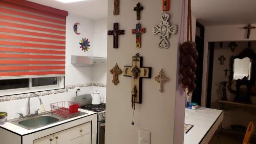 蒙特雷La Finca的厨房设有十字架和墙上的十字架