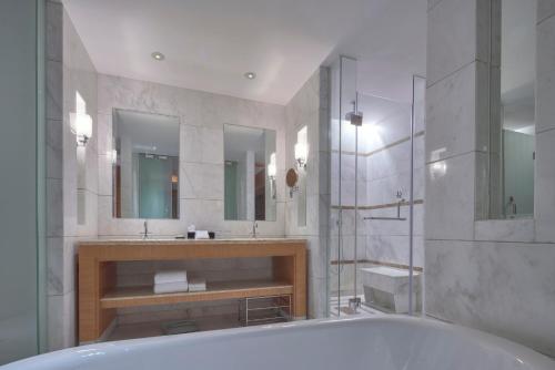 舟山舟山喜来登绿城酒店的带浴缸、两个盥洗盆和镜子的浴室