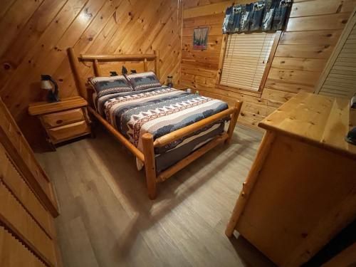 赛维尔维尔Smoky Mountain Enchanting Haven 3BR2BA Cabin的小木屋内一间卧室,配有一张床