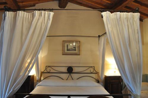 拉法多丽萨酒店客房内的一张或多张床位