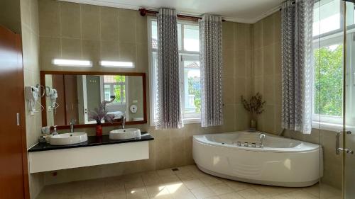 美奈Villa Mui Ne Phan Thiet SeaView的大型浴室设有大浴缸和两个水槽