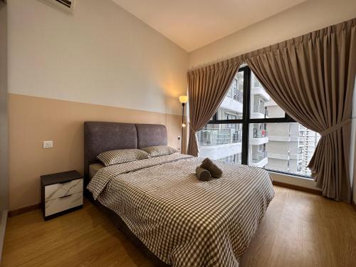 新山Country Garden Cozy 2 Bedroom @ By Hauz Cinta的一间卧室设有一张床和一个大窗户