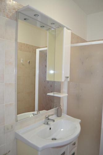 马西亚娜马里纳La Limonaia的浴室设有白色水槽和镜子