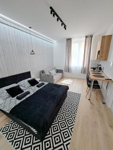 瓦沙罗什瑙梅尼Belvárosi Lux Apartman的一间卧室配有一张床和一张书桌