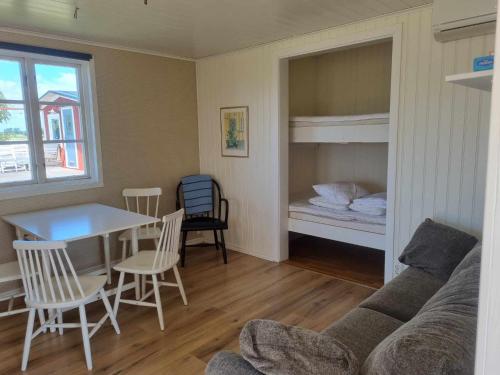 TvååkerRönnås的客厅配有沙发、桌子和床。
