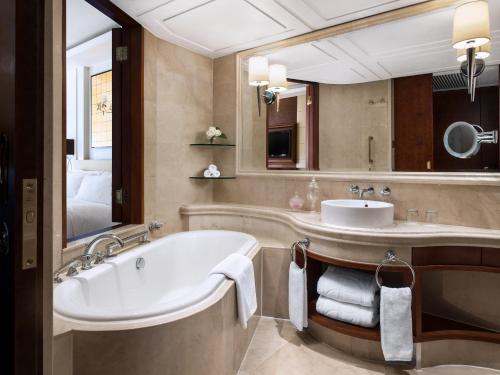 香港香港朗廷酒店的带浴缸、水槽和床的浴室