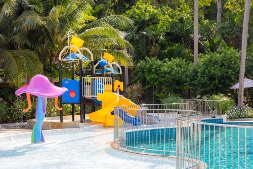 茶云莱海滩The Fair House Beach Resort & Hotel的一个带滑梯和游乐场的水上公园