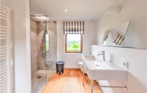 Saint-Georges-en-Auge3 Bedroom Stunning Home In Saint-georges-en-auge的一间带水槽和淋浴的浴室