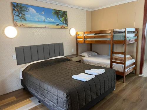 安特兰斯Central Jetty Motel的一间卧室配有两张双层床和毛巾