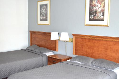 圣克劳德圣克劳德美国最佳价值套房旅馆的酒店客房设有两张床和两盏灯。