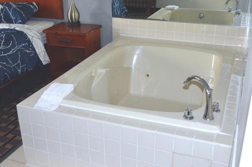 圣克劳德圣克劳德美国最佳价值套房旅馆的浴室内设有带水龙头的白色浴缸