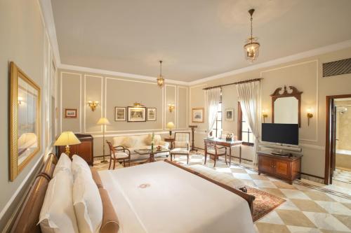 新德里新德里帝国酒店的一间卧室设有一张床和一间客厅。