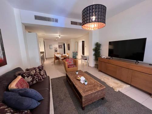 索瓦马Apartment at Samarah Dead Sea Resort的带沙发和平面电视的客厅
