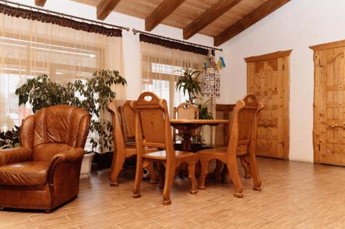 沃罗赫塔Oksamit Resort的一间带桌椅的用餐室