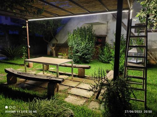 特里卡塞Corte Piri的花园里的野餐桌和梯子