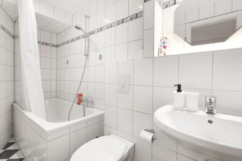 柏林Central Apartment near Potsdamer Platz的白色的浴室设有卫生间和水槽。