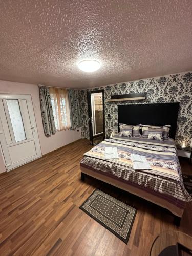 锡吉什瓦拉Casa RIO的一间卧室设有一张大床,铺有木地板