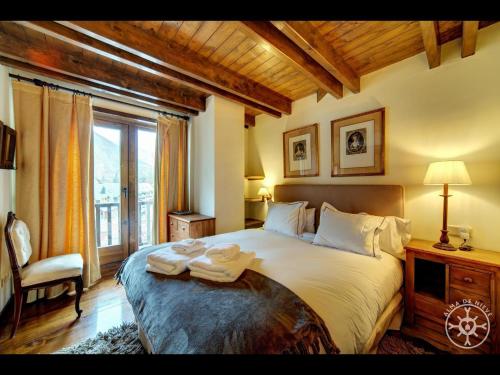 阿蒂斯MULLERES de Alma de Nieve的一间卧室配有一张大床和两条毛巾