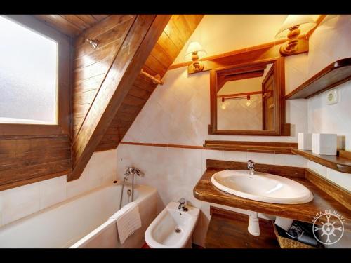 阿蒂斯MULLERES de Alma de Nieve的浴室配有盥洗盆和浴缸。