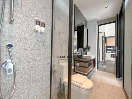 吉隆坡Scarletz Suites at KLCC by Veedu Hauz的浴室配有卫生间、盥洗盆和淋浴。
